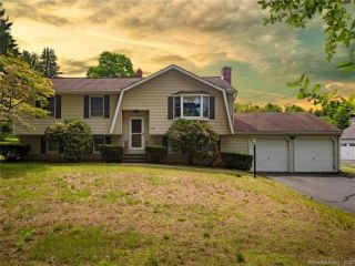 Foreclosed Home - 814 N FARMS RD, 06492