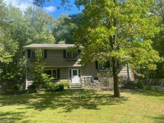 Foreclosed Home - 14 INDIAN ROCK RD, 07059