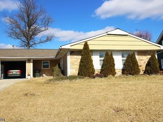 Foreclosed Home - 16 NEEDLEPOINT LN, 08046