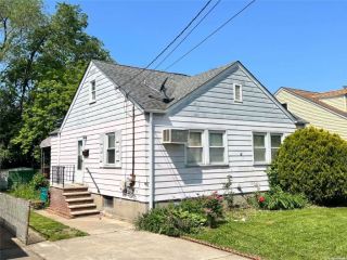 Foreclosed Home - 957 N 7TH ST, 11040