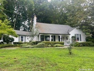 Foreclosed Home - 1 LONGVIEW RD, 11050