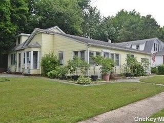 Foreclosed Home - 5 OLDWOOD RD, 11050