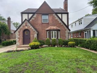 Foreclosed Home - 385 ROXBURY RD S, 11530