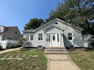 Foreclosed Home - 67 E MARSHALL ST, 11550
