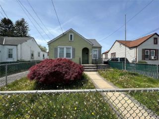 Foreclosed Home - 610 CLINTON AVE, 11553
