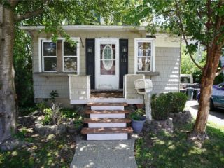 Foreclosed Home - 515 HAWTHORNE AVE, 11553