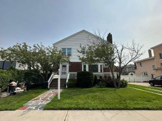 Foreclosed Home - 56 W BEECH ST, 11561