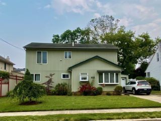 Foreclosed Home - 368 MILDRED ST, 11572
