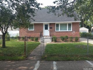 Foreclosed Home - 111 LINCOLN AVE, 11575