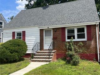 Foreclosed Home - 105 N MONTAGUE ST, 11580