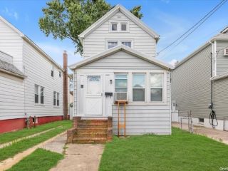 Foreclosed Home - 66 PUTNAM AVE, 11580