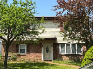 Foreclosed Home - 10 BAYVIEW AVE, 11581