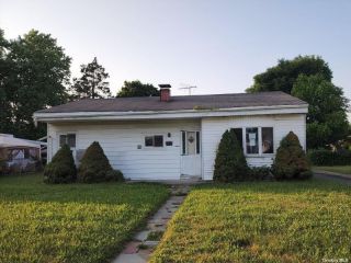 Foreclosed Home - 26 CROYDON RD, 11701