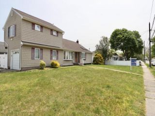 Foreclosed Home - 48 WILSON AVE, 11701