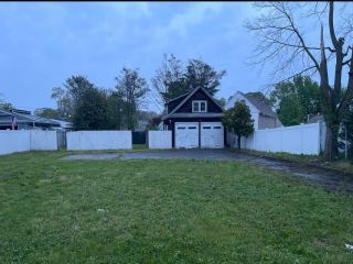 Foreclosed Home - 243 Arnold Ave, 11704