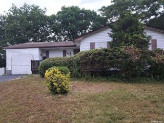 Foreclosed Home - 23 MIDWOOD RD, 11704