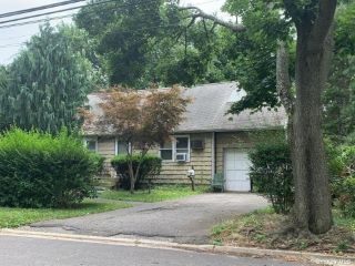 Foreclosed Home - 709 10TH ST, 11704