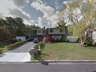 Foreclosed Home - 10 SUNBURST LN, 11713