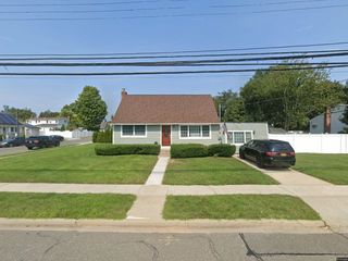 Foreclosed Home - 321 BOUNDARY AVE, 11714