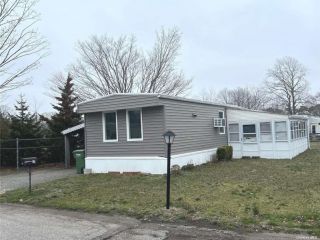 Foreclosed Home - 37 SUNFLOWER DR, 11716