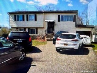 Foreclosed Home - 1354 ISLIP AVE, 11717