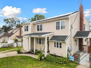 Foreclosed Home - 400 SAINT JOHNS ST, 11722