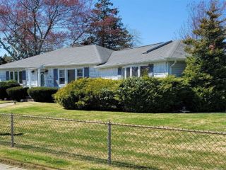 Foreclosed Home - 165 KENSINGTON CT, 11726