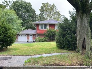 Foreclosed Home - 142 BURR RD, 11731
