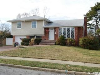 Foreclosed Home - 7 LEE DR, 11735