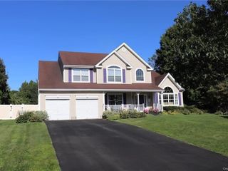 Foreclosed Home - 4 GREENBRUSH CT, 11740