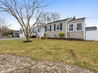 Foreclosed Home - 12 W Spruce St, 11751
