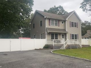 Foreclosed Home - 65 LAKE ST, 11751