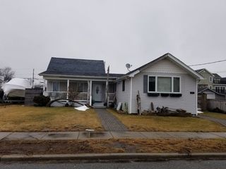 Foreclosed Home - 704 S 8TH ST, 11757