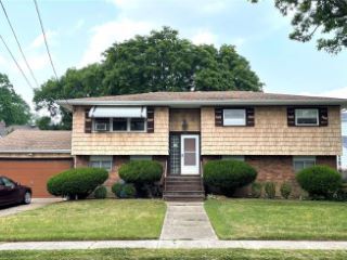 Foreclosed Home - 159 COMMONWEALTH AVE, 11758
