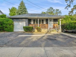 Foreclosed Home - 89 CARMANS RD, 11758