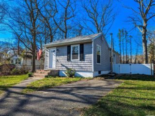 Foreclosed Home - 29 MIDDLE LINE AVE, 11763