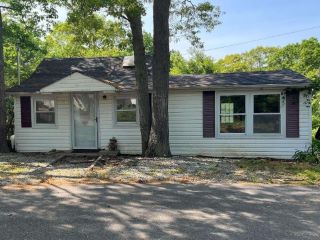 Foreclosed Home - 74 ZENITH RD, 11778