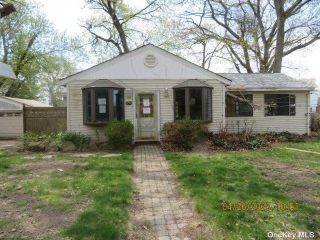 Foreclosed Home - 354 WILDWOOD RD, 11779