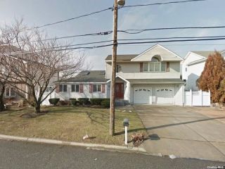 Foreclosed Home - 2572 RIVERSIDE AVE, 11783