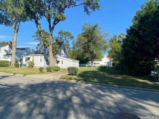Foreclosed Home - 4051 CHESTNUT ST, 11783