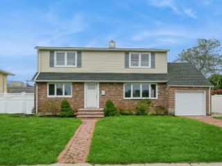 Foreclosed Home - 2885 BELLPORT AVE, 11793