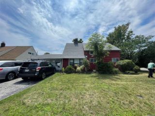 Foreclosed Home - 130 SPINDLE RD, 11801