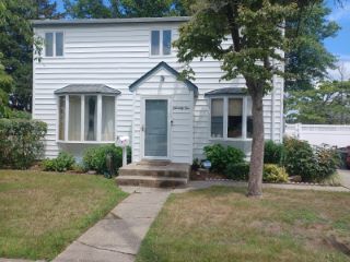 Foreclosed Home - 75 CENTER ST, 11801