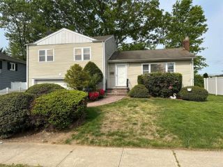 Foreclosed Home - 31 CRANBERRY LN, 11803