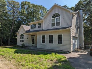 Foreclosed Home - 17 OLD COUNTRY RD, 11942