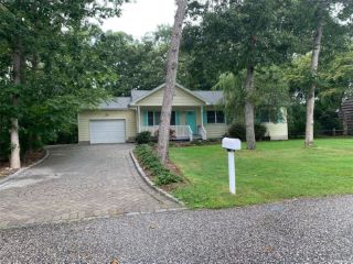 Foreclosed Home - 8 HUCKLEBERRY LN, 11946