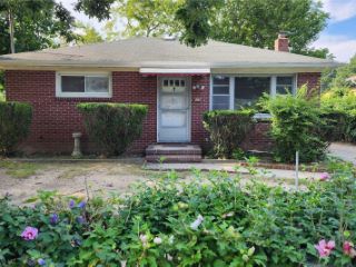 Foreclosed Home - 35 PINEWOOD DR, 11967