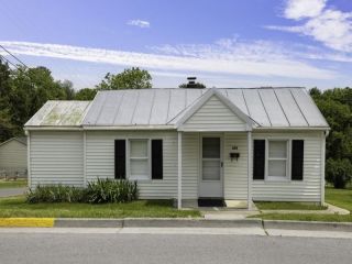 Foreclosed Home - 430 W HIGH ST, 22664