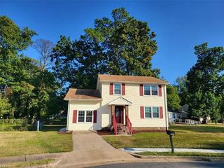 Foreclosed Home - 3613 FAIRFAX DR, 23661