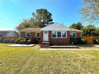 Foreclosed Home - 131 WESTBROOK DR, 23666